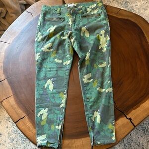 CAbi Clover Camo Skinny Pants Size 8 Camouflage #766 EUC